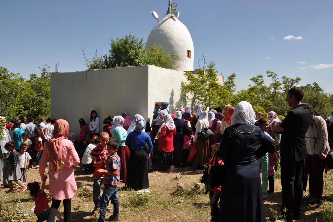 Binlerce kişi Şeyh Mahmut Türbesi'ni ziyaret etti Binlerce kişi Şeyh Mahmut Türbesi'ni ziyaret etti